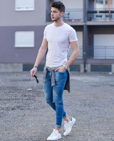 Airport look men Denim Jeans with a Casual T-shirt